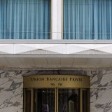 Union Bancaire Privée a enregistré un bénéfice net de 120,7 millions de francs sur les six premiers mois de 2025, en baisse de 12,6% sur un an. L'intégration des activités de deux acquisitions a conduit à une augmentation des charges (illustration). KEYSTONE/SALVATORE DI NOLFI
